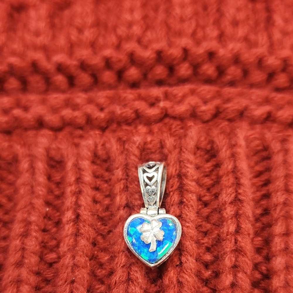 Heart-Shaped Silver Pendant with Blue Opal Inlay clover 🍀